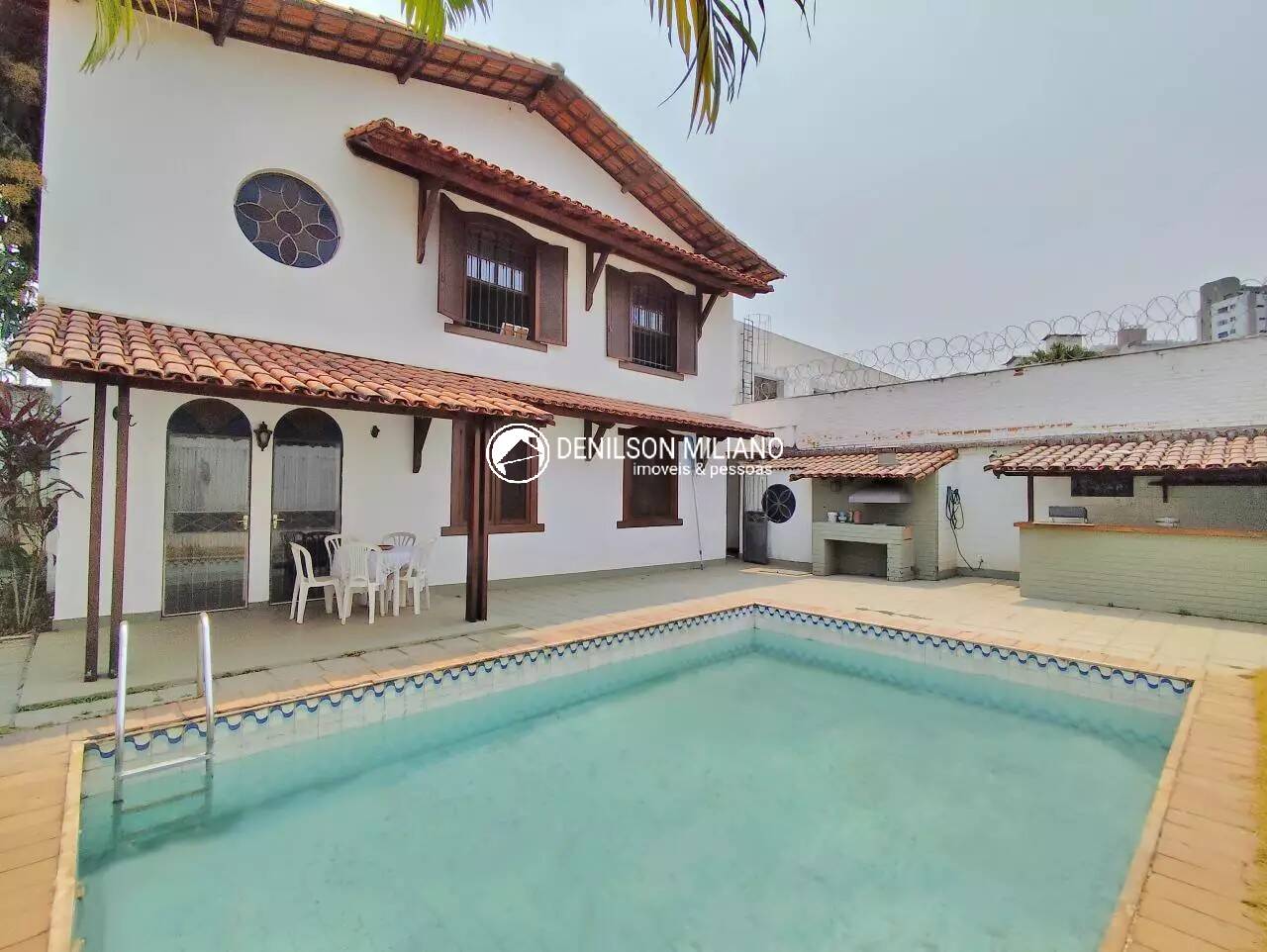 Casa à venda com 4 quartos, 315m² - Foto 1