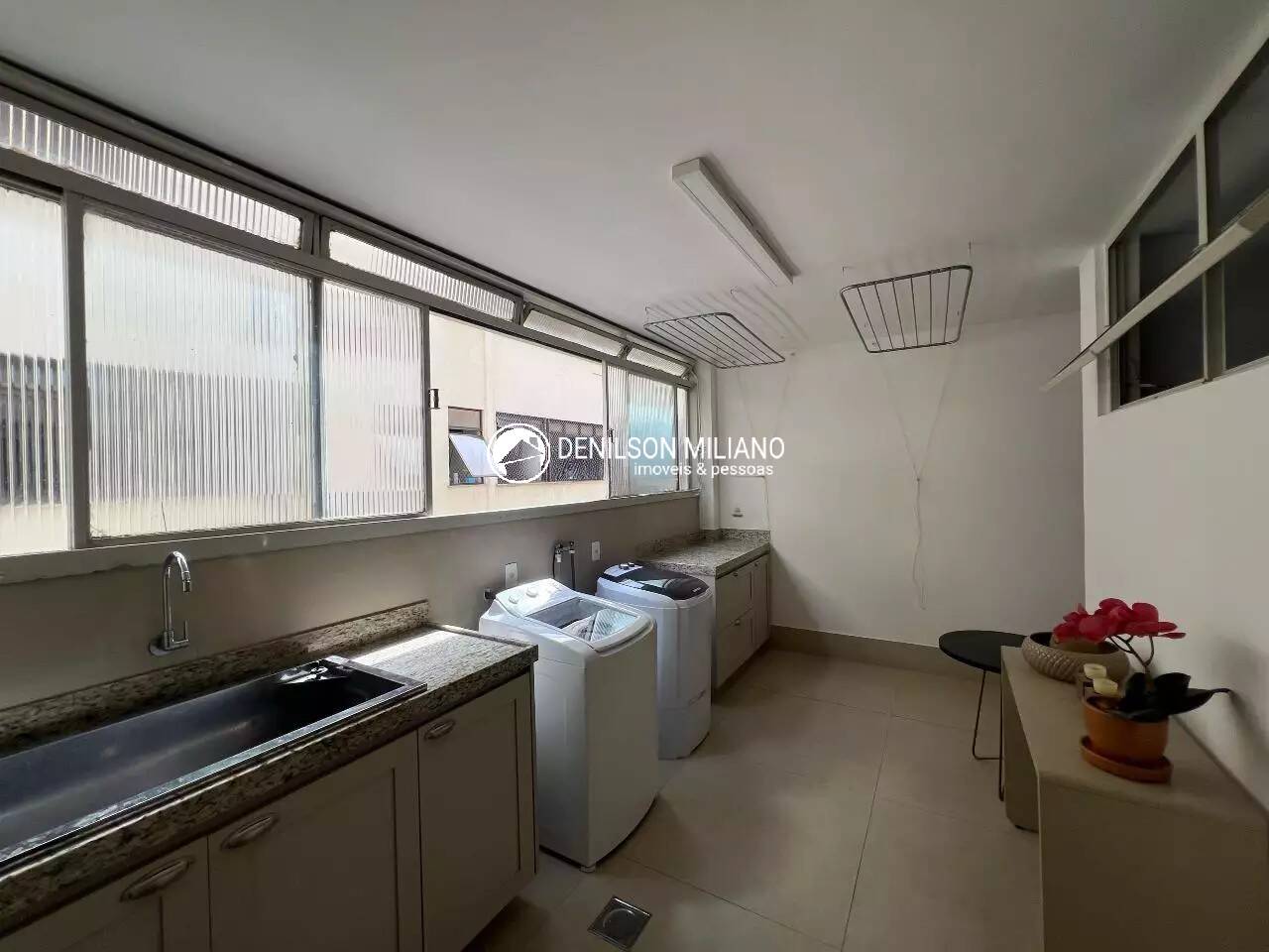 Apartamento para alugar com 4 quartos, 220m² - Foto 12