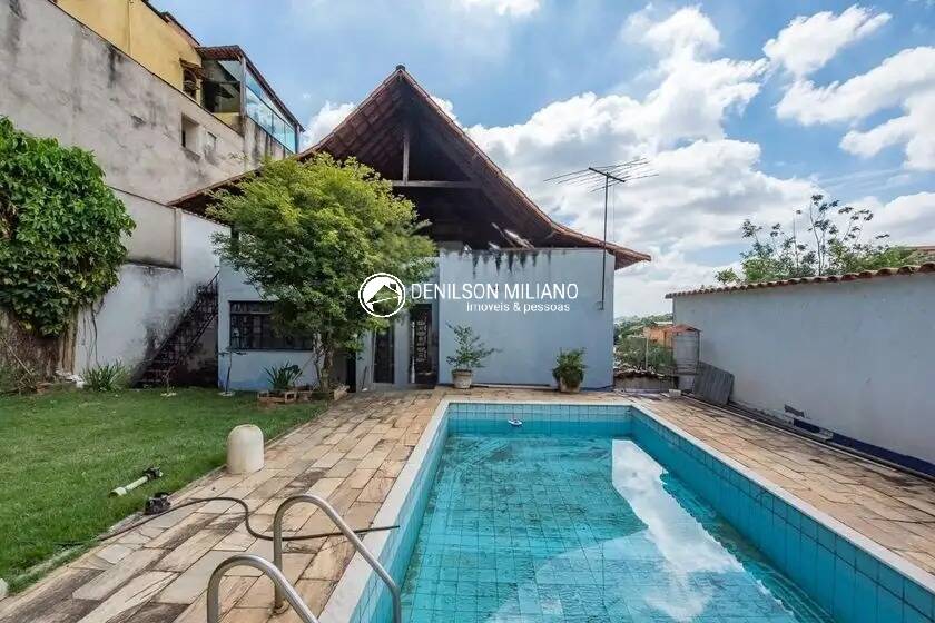 Casa à venda com 4 quartos, 336m² - Foto 1